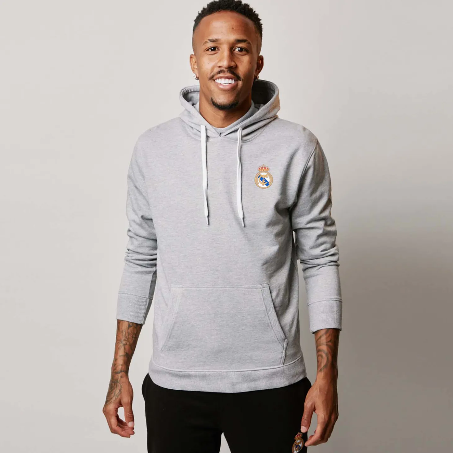 Herren Essentials Hoodie mit farbigem Wappen Hellgrau | T&F Shop