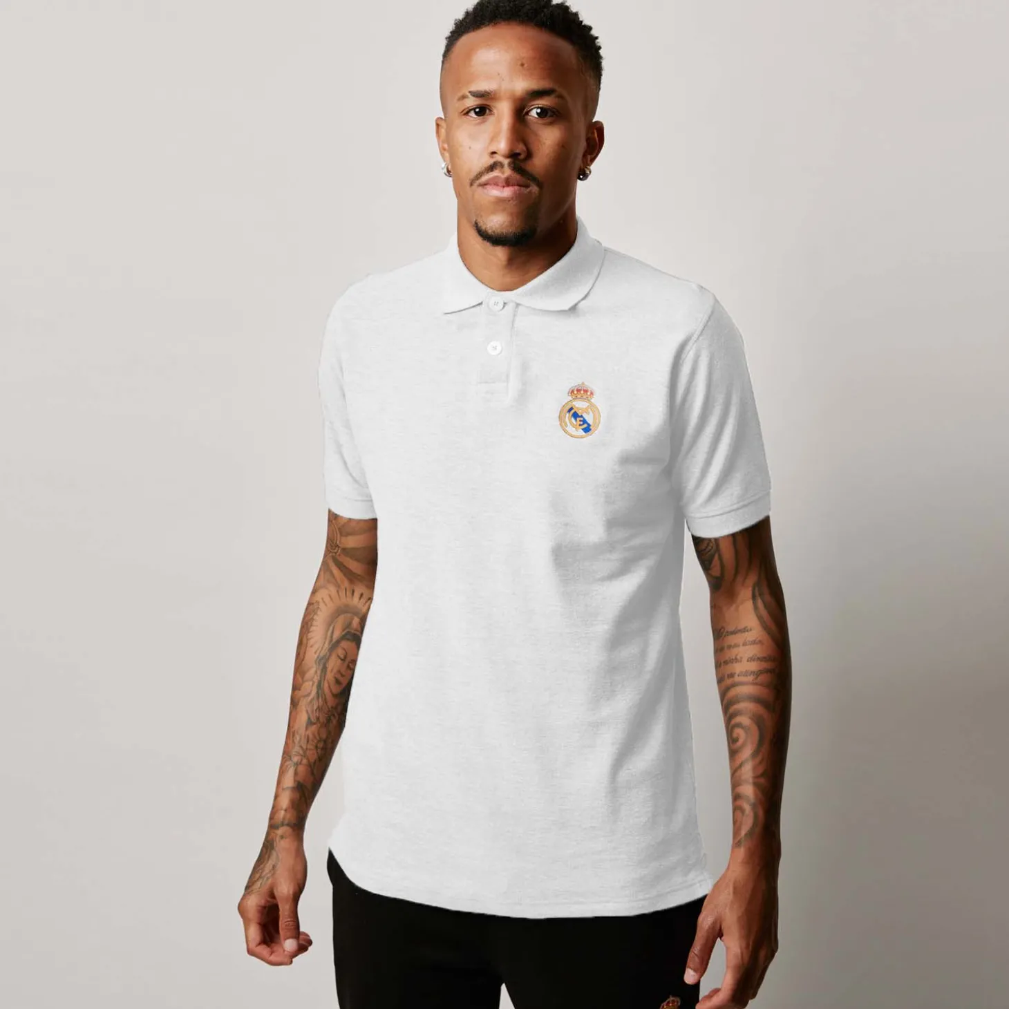 Herren Essentials Poloshirt mit farbigem Wappen Weiß | T&F Flash Sale