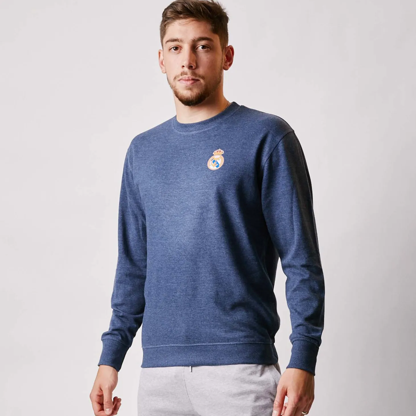 Herren Essentials Sweatshirt mit farbigem Wappen Blau-Melange | T&F Hot