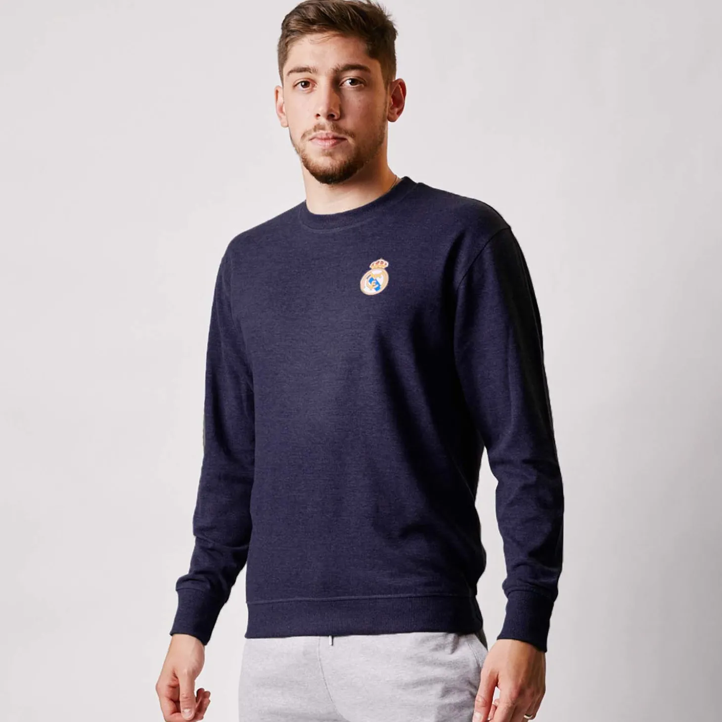 Herren Essentials Sweatshirt mit farbigem Wappen Marineblau | T&F Hot