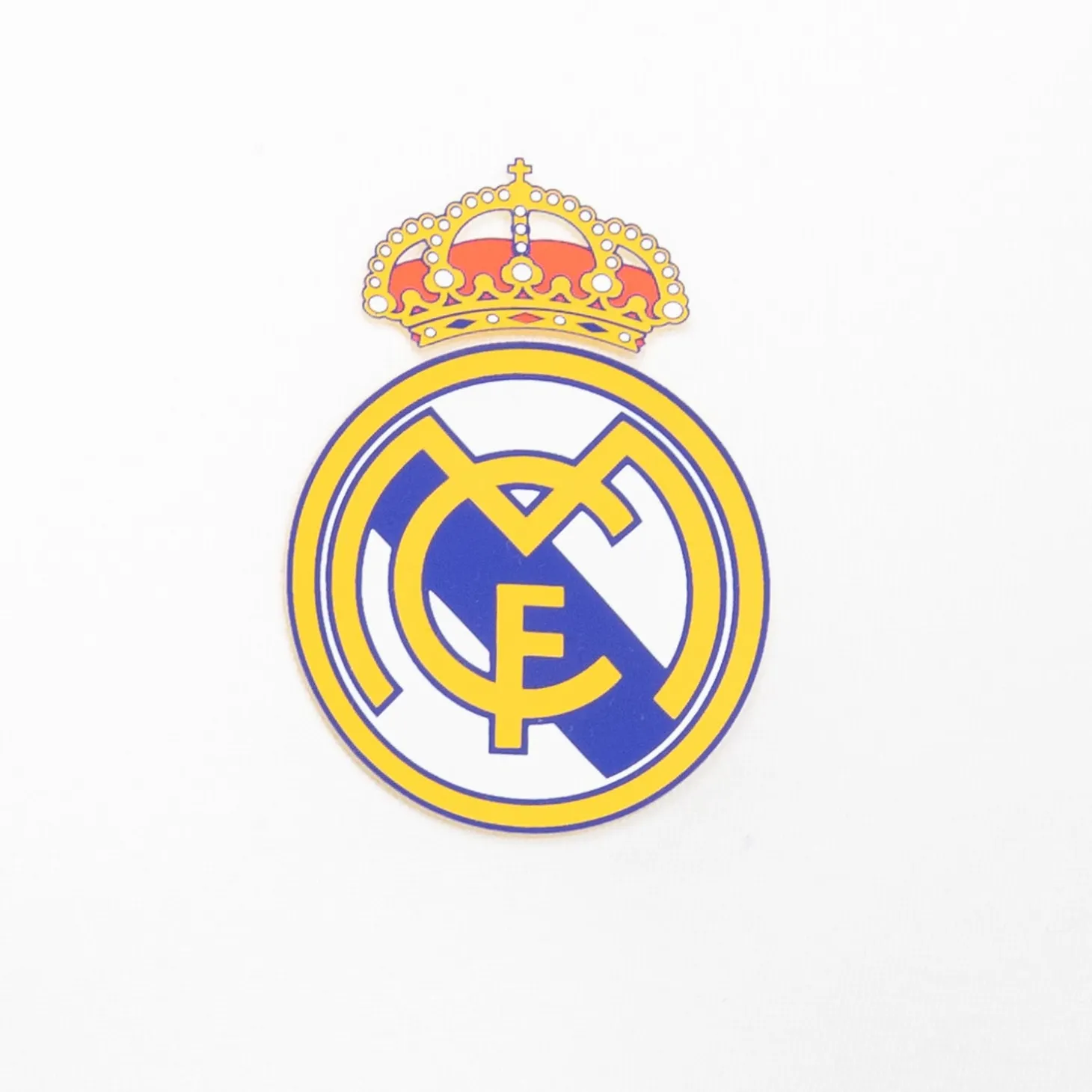 Weißes Herren-T-Shirt ECO Essentials Real Madrid Wappen Farbe | OSDM Discount